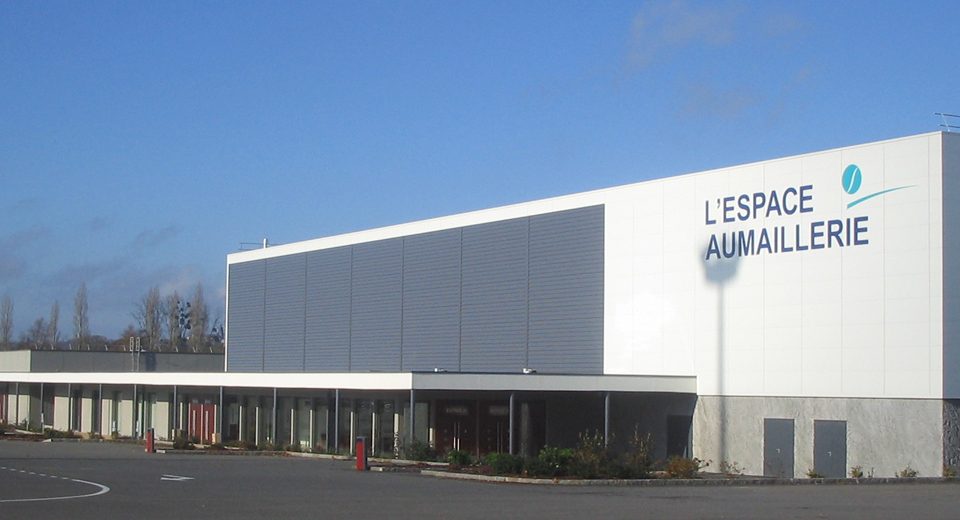 Façade de l’Espace Aumaillerie à La Selle-en-Luitré
